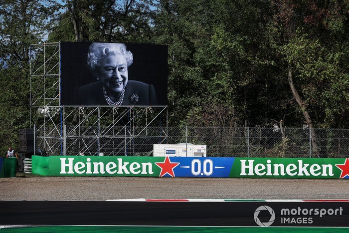 Una imagen de la difunta monarca británica, SM la Reina Isabel II, en una pantalla a pie de pista
