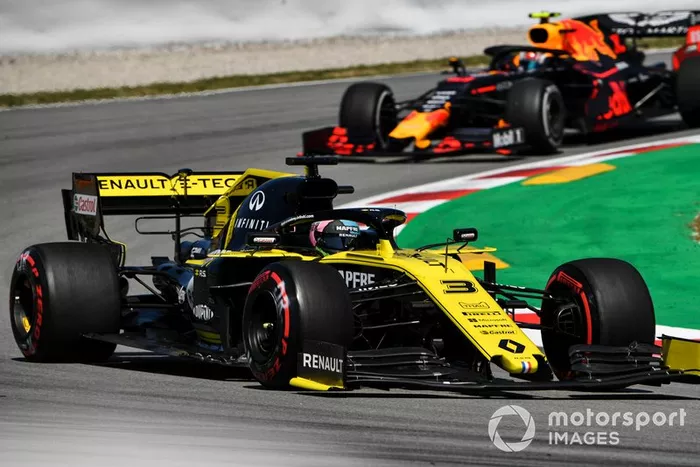 Daniel Ricciardo, Renault R.S.19, y Pierre Gasly, Red Bull Racing RB15
