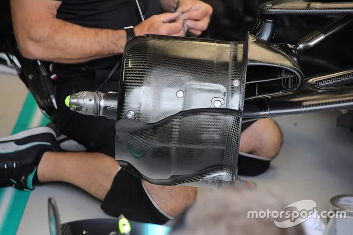 Technisch detail van montage voorwiel Mercedes