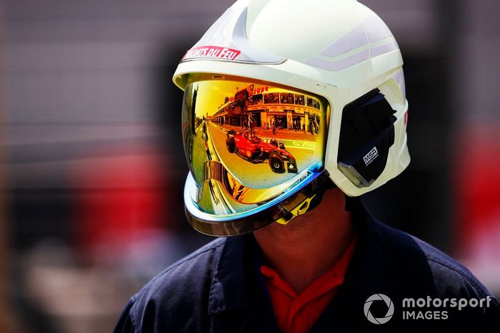 Carlos Sainz, Ferrari F1-75, reflejado en un casco de bomberos