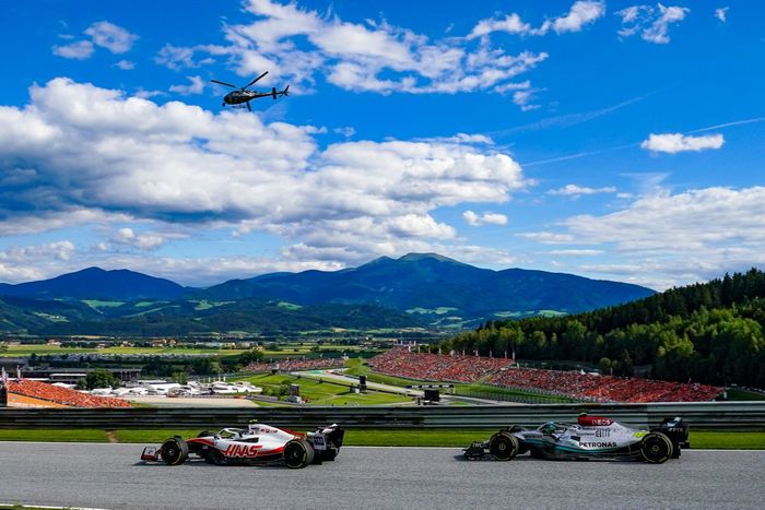 Mick Schumacher, Haas VF-22, Lewis Hamilton, Mercedes W13