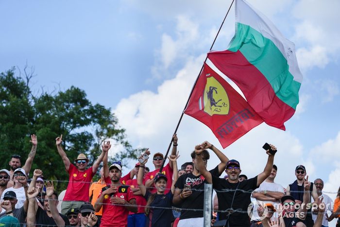 Los aficionados de Ferrari ondean sus banderas