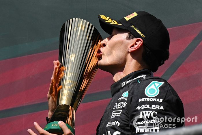 George Russell, Mercedes-AMG F1 Team, 1ª posición, besa el trofeo en señal de celebración