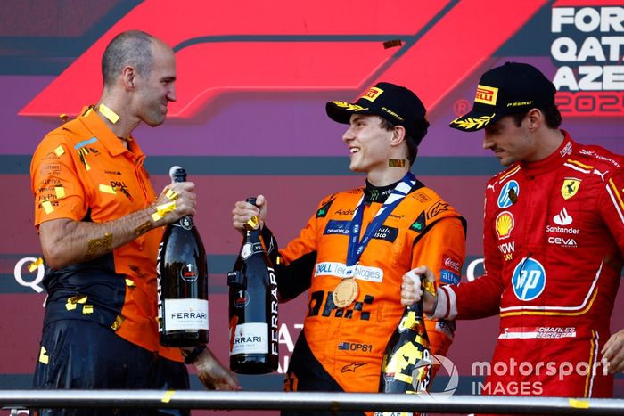 Oscar Piastri, McLaren F1 Team, 1ª posición, Charles Leclerc, Scuderia Ferrari, 2ª posición, Tom Stallard, Ingeniero de Carrera, McLaren F1 Team, celebran en el podio. 