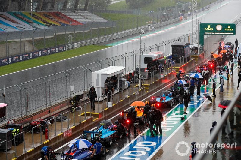 Los coches detenidos en el pitlane durante la bandera roja