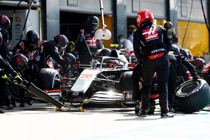 Kevin Magnussen, Haas VF-20 pit stop