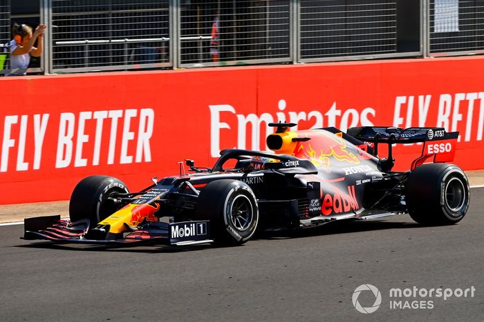 Ganador de la carrera Max Verstappen, Red Bull Racing RB16 cruza la línea de meta