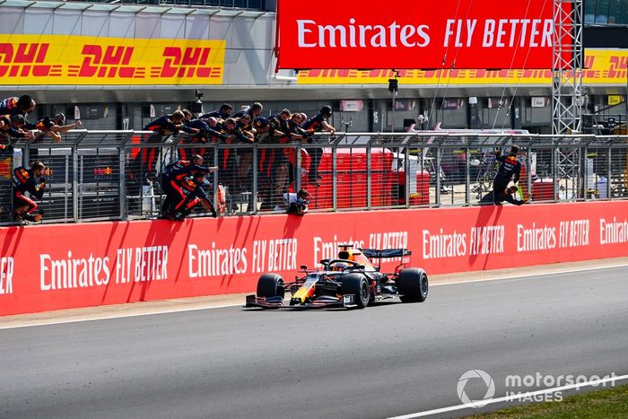 Ganador Max Verstappen, Red Bull Racing RB16 cruza la meta