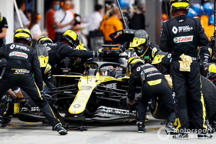 Daniel Ricciardo, Renault F1 Team R.S.20, en pits