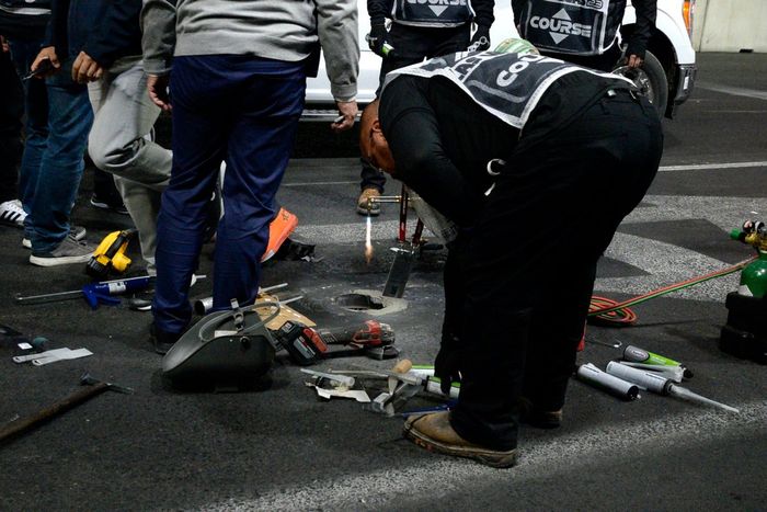 Se trabaja y debate para arreglar las tapas de alcantarilla sueltas en la vía