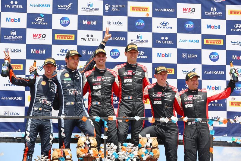 Podio: Ganadores Sébastien Ogier, Vincent Landais, Toyota Gazoo Racing WRT Toyota GR Yaris Rally1, segundos Thierry Neuville, Martijn Wydaeghe, Hyundai World Rally Team Hyundai i20 N Rally1, terceros Elfyn Evans, Scott Martin, Toyota Gazoo Racing WRT Toyota GR Yaris Rally1.