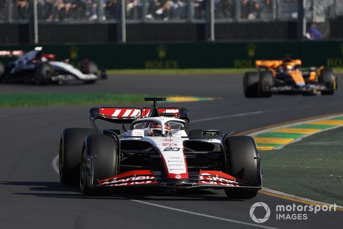 Kevin Magnussen, Haas VF-23, Oscar Piastri, McLaren MCL60
