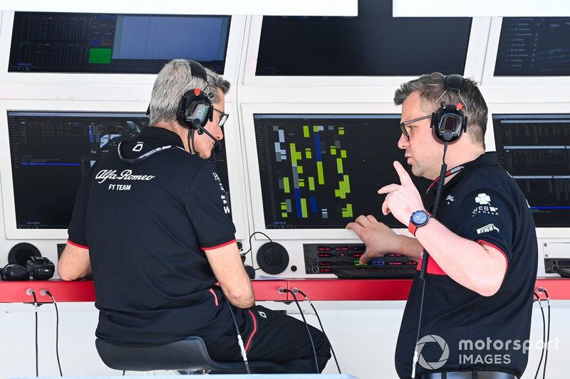 Miembros del equipo Sauber Group en el muro de boxes