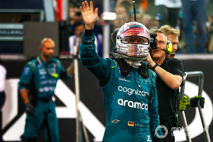 Sebastian Vettel, Aston Martin, saluda a los aficionados al final de su última carrera en la F1