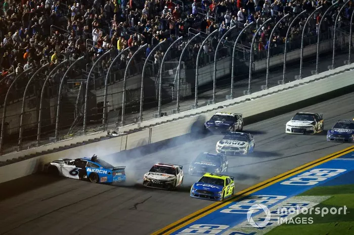 Accidente de la última vuelta Ryan Newman, Roush Fenway Racing, Ford Mustang Koch Industries, Ryan Blaney, Team Penske, Ford Mustang Menards / Peak, Denny Hamlin, Joe Gibbs Racing, Toyota Camry FedEx Express