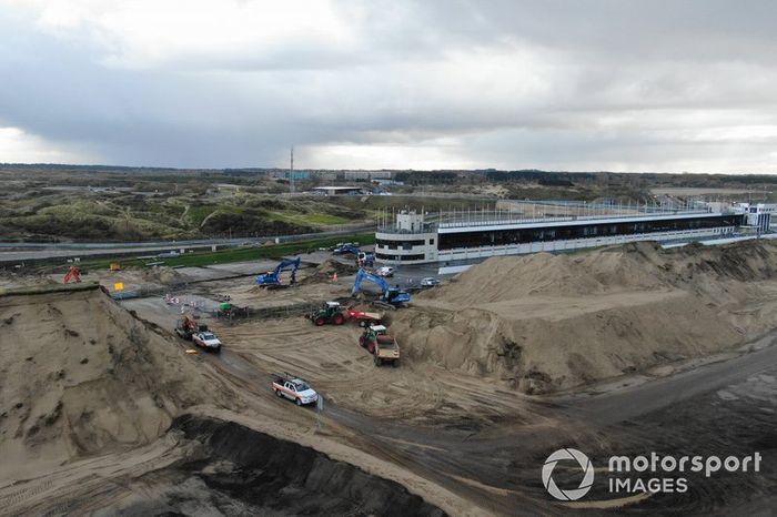 Trabajos de construcción en el autódromo de Zandvoort para el Gran Premio de Holanda