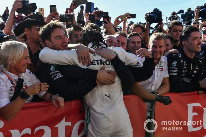 Lewis Hamilton, Mercedes AMG F1, 2º clasificado, celebra en Parc Ferme con su equipo, amigos y familiares después de conseguir el título mundial de pilotos por sexta vez