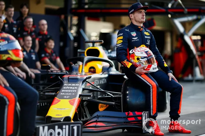Max Verstappen, Red Bull Racing, e Alexander Albon, Red Bull Racing, posano per una foto di gruppo