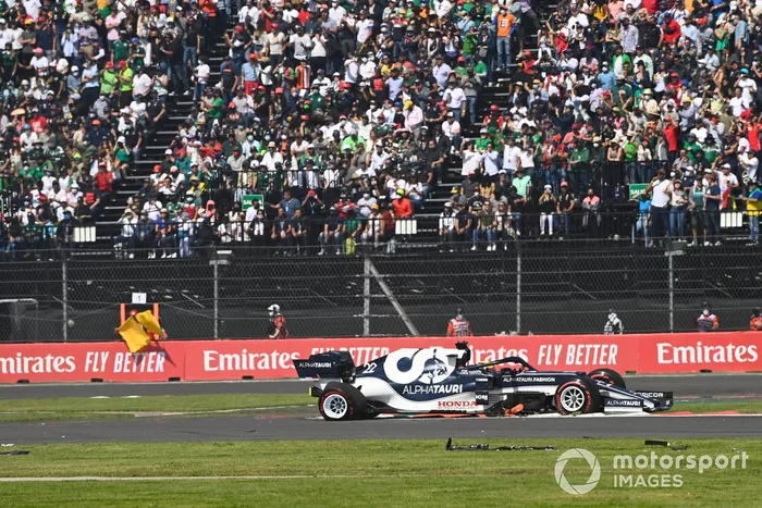 Accidente de Yuki Tsunoda, AlphaTauri AT02, en la primera vuelta