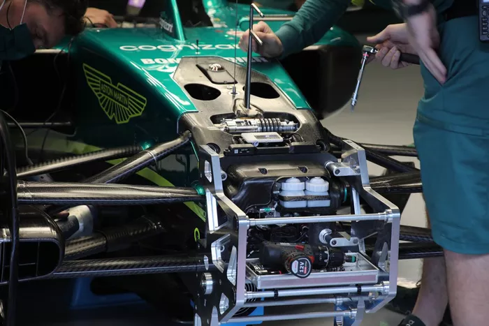 Detalle de la suspensión del Aston Martin AMR22