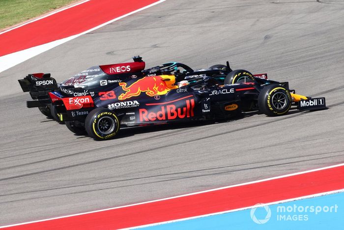 Max Verstappen, Red Bull Racing RB16B, lucha con Lewis Hamilton, Mercedes W12, en la salida