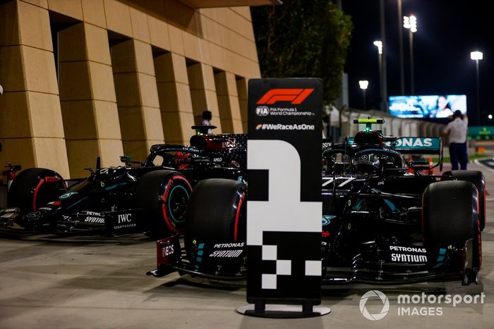 Ganador de la pole Valtteri Bottas, Mercedes F1 W11, segundo puesto George Russell, Mercedes F1 W11 y Pietro Fittipaldi, Haas VF-20