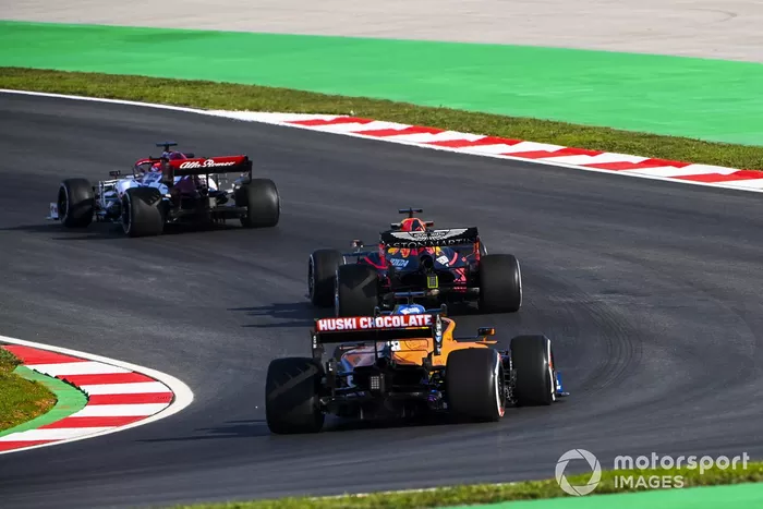 Kimi Raikkonen, Alfa Romeo Racing C39, Max Verstappen, Red Bull Racing RB16, y Carlos Sainz Jr., McLaren MCL35