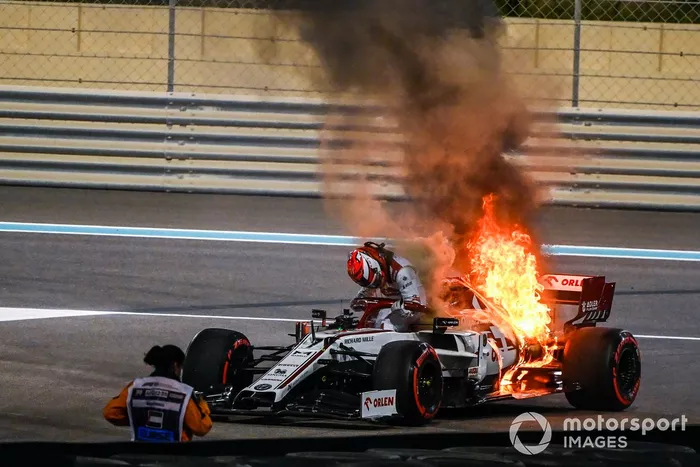 Kimi Raikkonen, Alfa Romeo Racing C39 detenido en la pista con el motor en llamas
