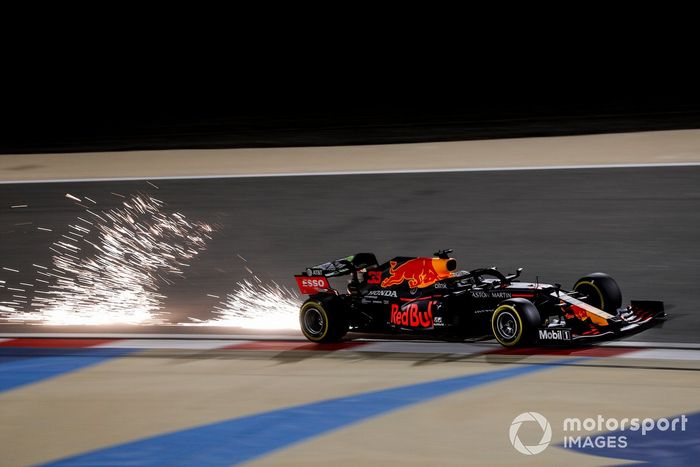 Max Verstappen, Red Bull Racing RB16 sacando chispas