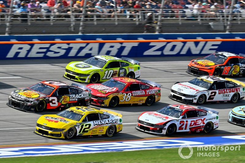 Ryan Blaney, Team Penske, Menards/Pennzoil Ford Mustang, Austin Dillon, Richard Childress Racing, Bass Pro Shops/Tracker Boats Chevrolet Camaro, Harrison Burton, Wood Brothers Racing, DEX Imaging Ford Mustang, Todd Gilliland, Front Row Motorsports, Georgi