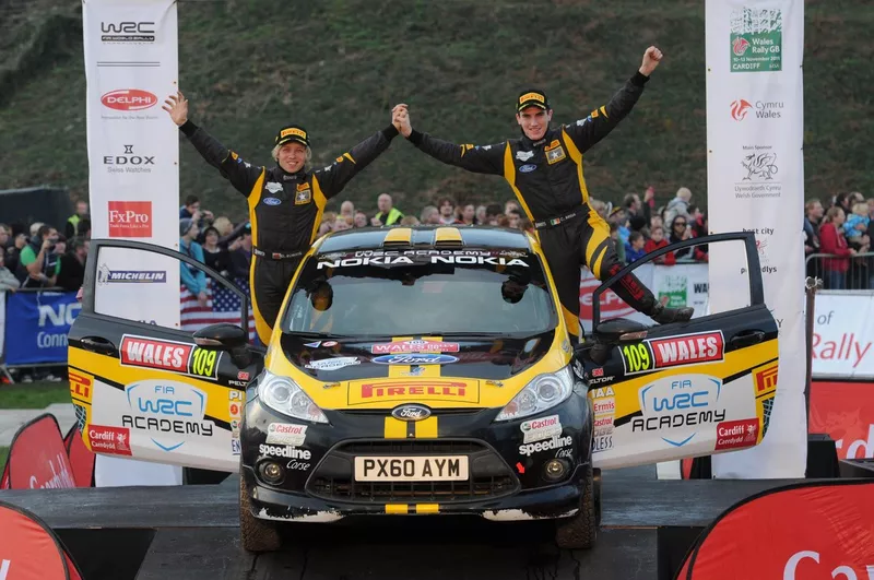 Craig Breen y Gareth Roberts celebran la victoria en el Campeonato FIA WRC Academy en el podio del Castillo de Cardiff