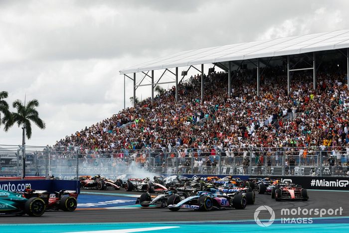 Carlos Sainz, Ferrari SF-23, Pierre Gasly, Alpine A523, George Russell, Mercedes F1 W14, Charles Leclerc, Ferrari SF-23, el resto de la parrilla en la primera vuelta.