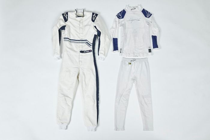 Nyck de Vries primer traje y guantes