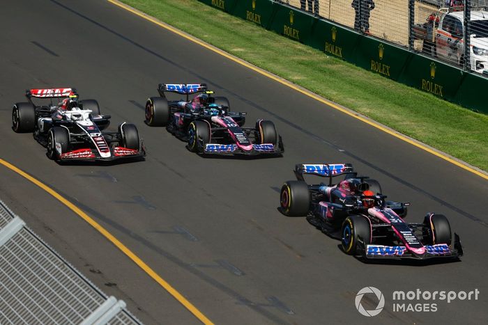Esteban Ocon, Alpine A524 Pierre Gasly, Alpine A524 y Nico Hulkenberg, Haas VF-24 