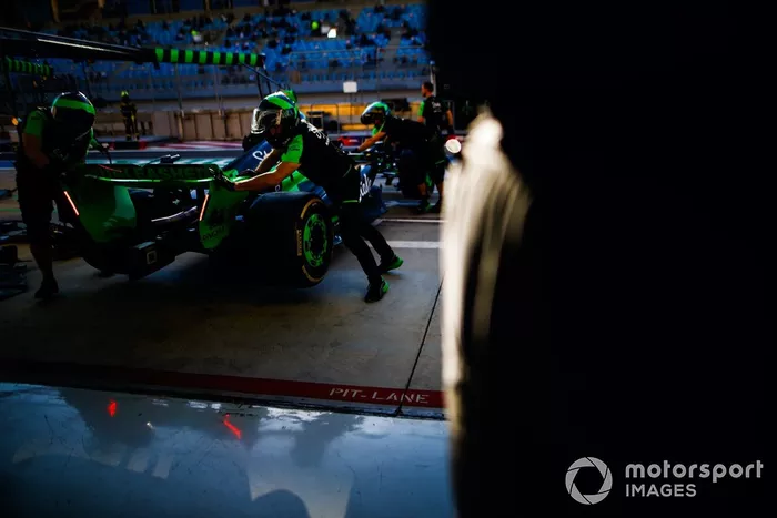L'équipe de ravitaillement de Stake F1 Team ramène la voiture de Valtteri Bottas, Stake F1 Team Kick Sauber C44 dans le garage ; Grand Prix de Bahreïn 2024, Championnat du monde de Formule 1