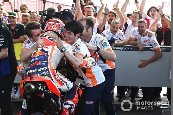 Marc Márquez, ganador de la carrera, y el equipo Repsol Honda Team celebran en parc ferme