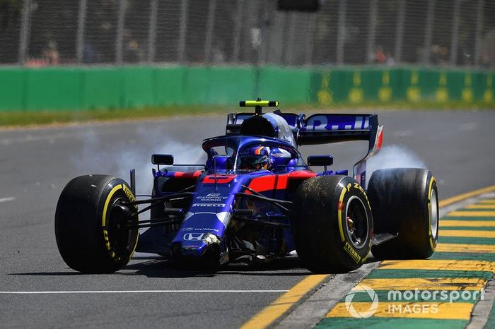 Alexander Albon, Toro Rosso STR14, suffers a spin and damages his front wing