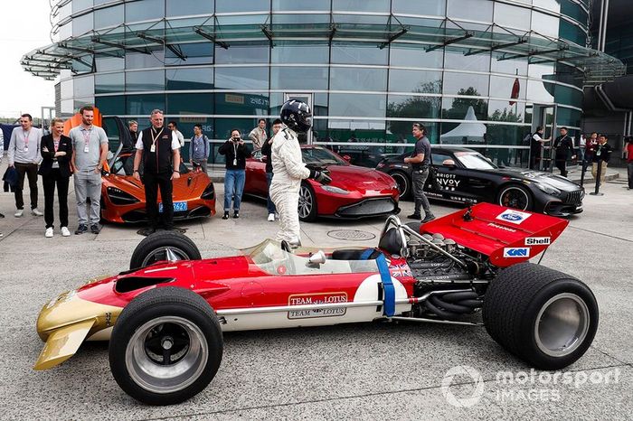 Damon Hill conduce el Lotus 49 que le dio el título de 1968 a su padre Graham Hill