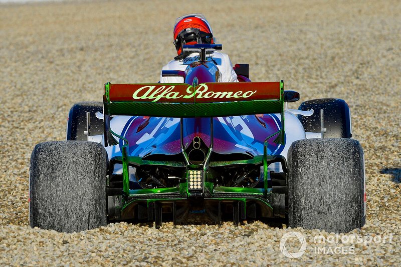 Kimi Raikkonen, Alfa Romeo Racing C38, hace trompo