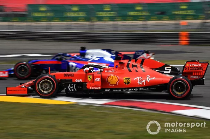 Sebastian Vettel, Ferrari SF90, supera Daniil Kvyat, Toro Rosso STR14