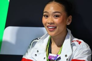 Suni Lee in the Stake F1 Team Kick Sauber garage 