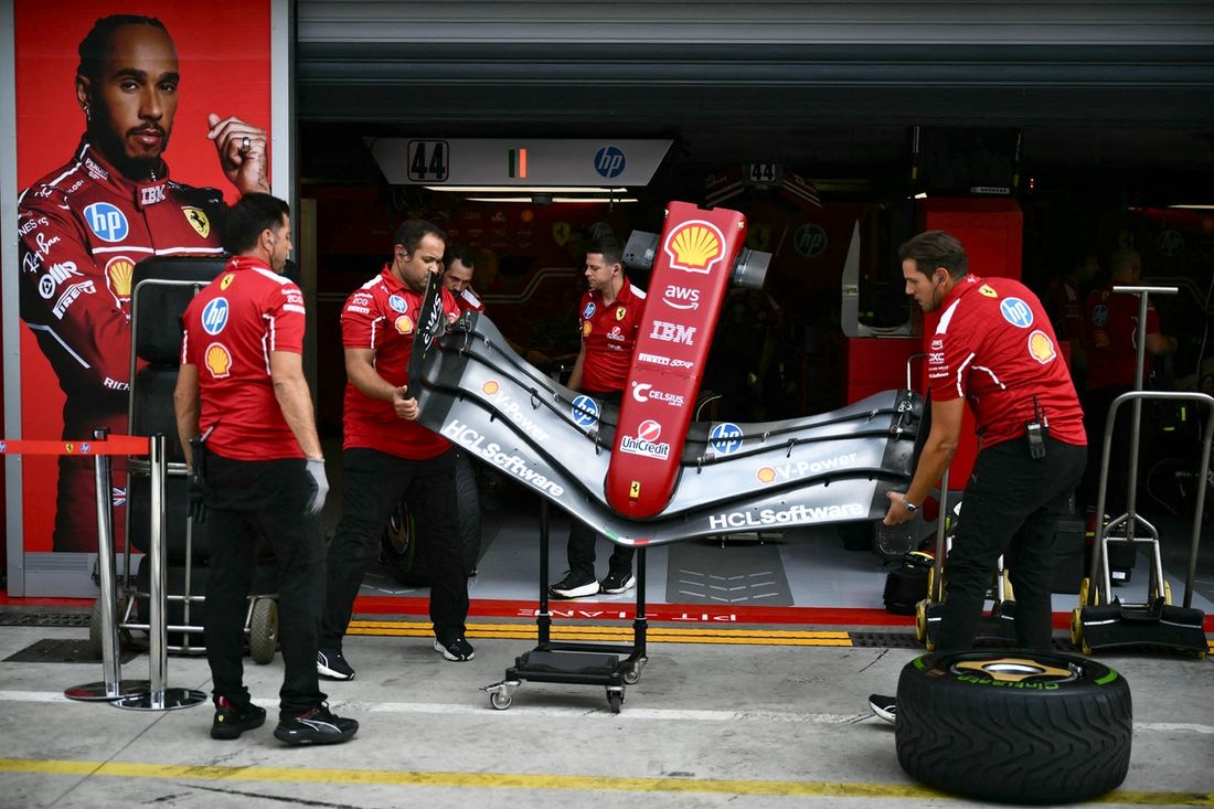 Mecánicos del equipo Ferrari trabajando