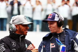 Льюис Хэмилтон, Mercedes AMG F1, и Даниил Квят, Scuderia Toro Rosso