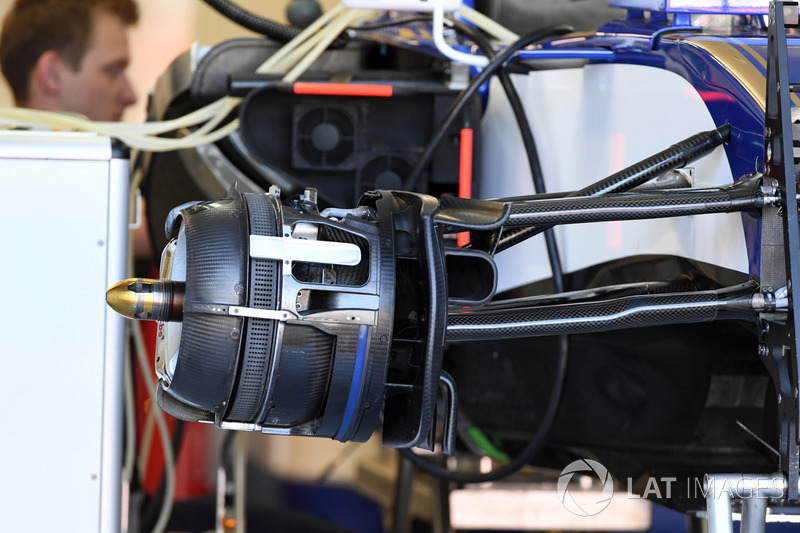 Sauber C36 front brake and wheel hub detail