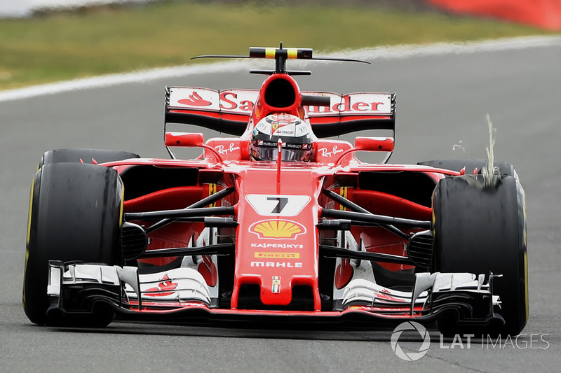 Kimi Raikkonen, Ferrari SF70H, con un pinchazo