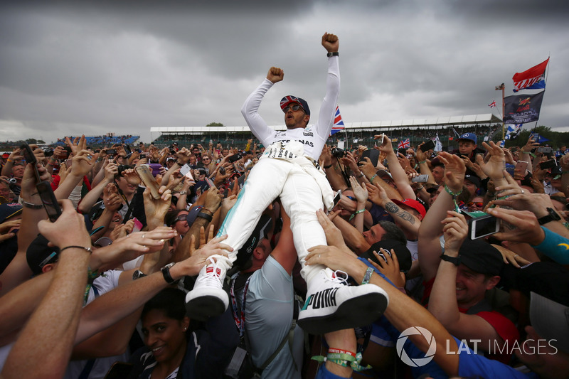 Race winner Lewis Hamilton, Mercedes AMG F1, celebrates victory with the fans