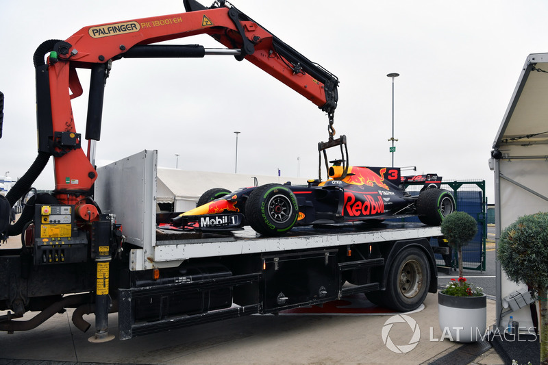 The car of Daniel Ricciardo, Red Bull Racing RB13 is recovered after stopping on track in Q1