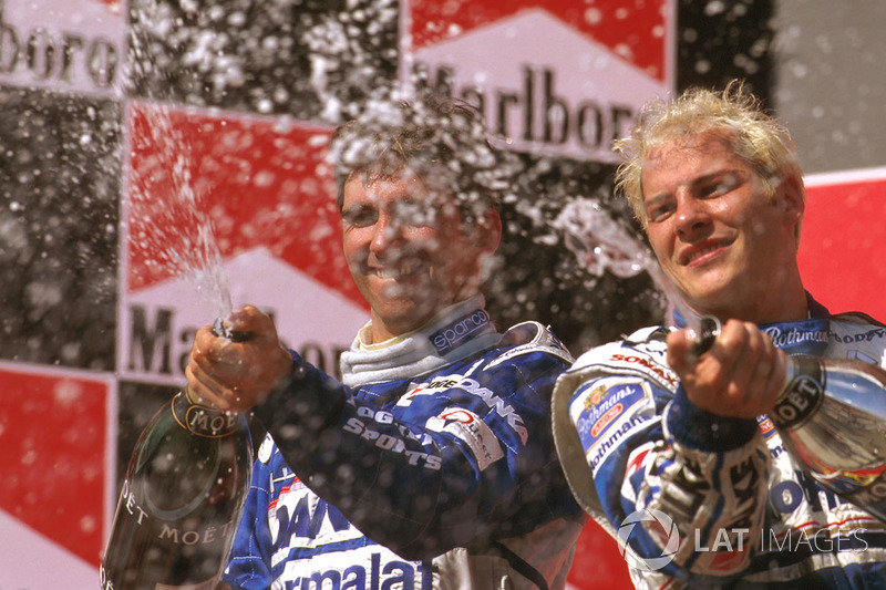 Podium : le vainqueur Jacques Villeneuve, Williams Renault, le second Damon Hill, Arrows