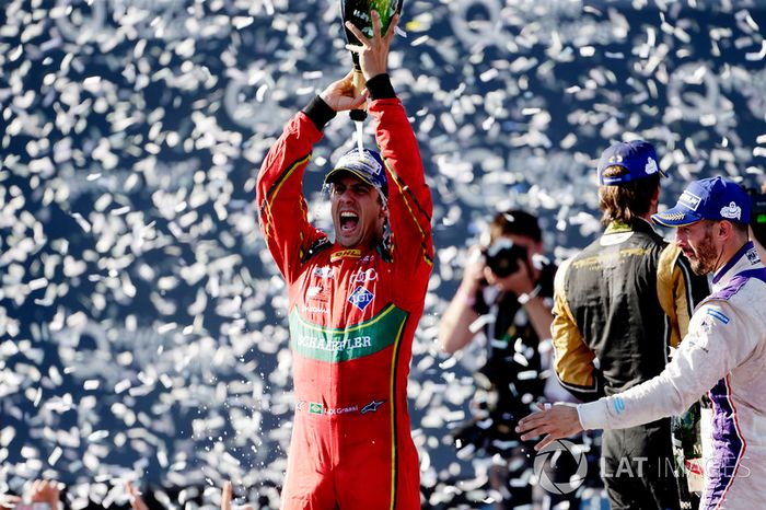 Lucas di Grassi, ABT Schaeffler Audi Sport, rocía la Champaña en el podio