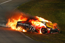 Feuer nach Crash: Martin Truex Jr., Furniture Row Racing, Toyota